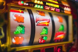 မြန်မာကစားသမားများ 8888games Sportsbook တွင် ဘောလုံးပွဲ live betting ထိုးနေသောမြင်ကွင်း